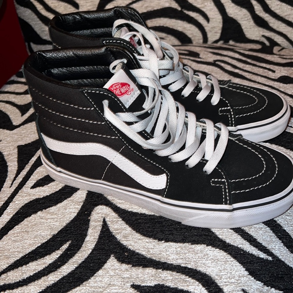 Vans black and white men’s size 6.5/ women’s 8